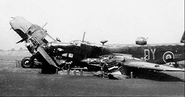 Halifax R9449a crashed on top of W1239 Pocklington 9-9-42.jpg